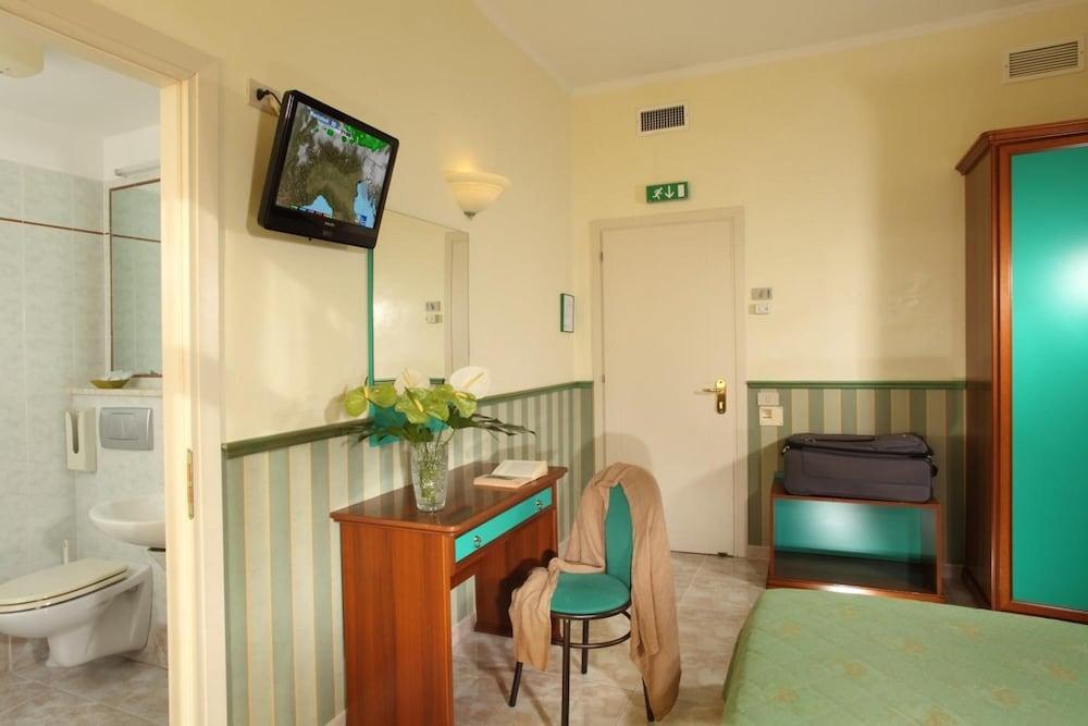 Hotel Dorica Рим Екстериор снимка